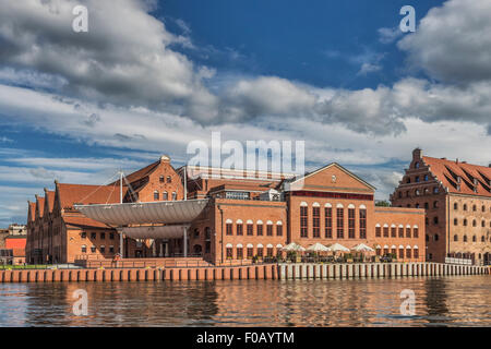 Vue sur la baltique polonaise de la Motlawa Philharmonic, construit de 1996 à 2002 à l'île Olowianka, Gdansk, Pologne, Europe Banque D'Images