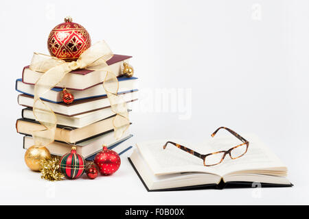 Don de connaissance concept avec une pile de livres et lunettes de lecture avec des ornements de Noël Banque D'Images