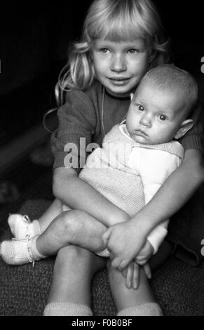 Une jeune fille avec son petit frère Banque D'Images