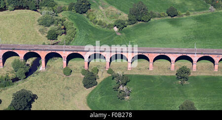 Vue aérienne d'un viaduc de chemin de fer dans le Lancashire, Royaume-Uni Banque D'Images