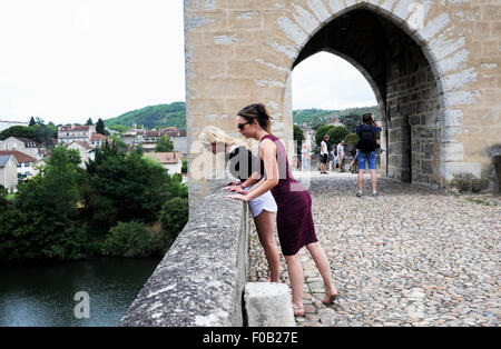 Les jeunes femmes les touristes sur le Pont Valentre pont sur la rivière Lot à Cahors France Banque D'Images