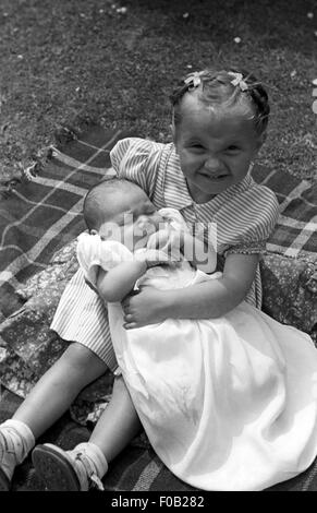 Portrait d'une jeune fille et son bébé Banque D'Images