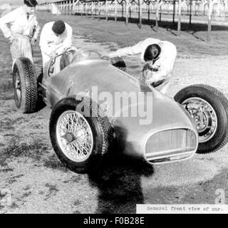 Mécaniciens travaillant sur une BRM V16 voiture de course. Banque D'Images