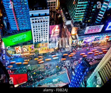 NEW YORK, USA - Juin 29th, 2014 : Vue aérienne de Times Square la populaire destination la veille du Nouvel An avec des foules et taxis en Banque D'Images