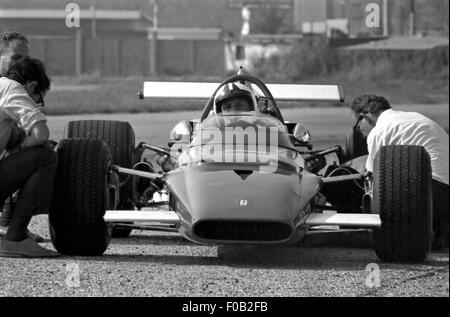 Chris Amon l'essai d'une Ferrari 312B à Modène Banque D'Images