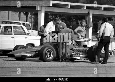 Chris Amon l'essai d'une Ferrari 312B à Modène Banque D'Images