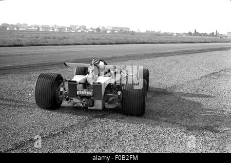 Chris Amon l'essai d'une Ferrari 312B à Modène Banque D'Images