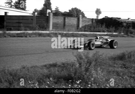 Chris Amon l'essai d'une Ferrari 312B à Modène Banque D'Images