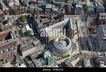 Vue aérienne de la bibliothèque de Manchester et l'hôtel de ville, près de St Peters Square, Manchester, UK Banque D'Images