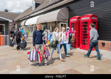 Jeune mâle shopper à Bicester Village Outlet Shopping Centre, Bicester, Oxfordshire, Angleterre, Royaume-Uni Banque D'Images