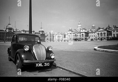 Fiat 500 Topolino une voiture garée à Horse Guards Parade à Londres Banque D'Images