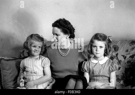 Une mère avec ses deux filles Banque D'Images