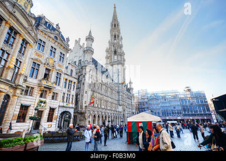 Vue grand angle du Gran Place ou Grand Place de Bruxelles plein de gens dans une belle journée de printemps Banque D'Images