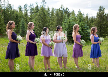 Dillon, Colorado - Demoiselles d'observer d'une cérémonie de mariage. Banque D'Images