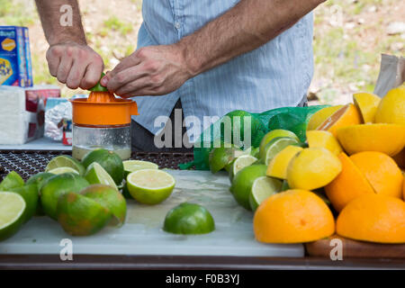 Dillon, Colorado - un homme tire des limes et des oranges en préparation d'une célébration de mariage. Banque D'Images