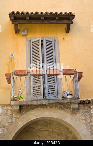 Bâtiment méditerranéen avec des volets en bois Banque D'Images