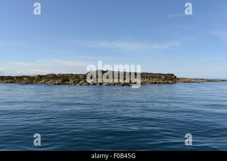 Iles FARNE, MER DU NORD, NORTHUMBERLAND, INNER FARNE, ST CUTHBERTS, sérénité de l'île LES BATEAUX Banque D'Images