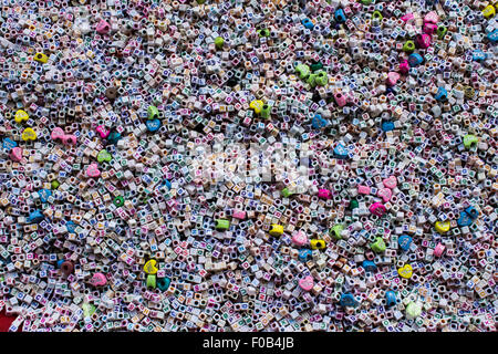 Perles Alphabet (billes en plastique avec englishe lettres imposées) en vente- tourné à partir d'un festival shopping place. Banque D'Images