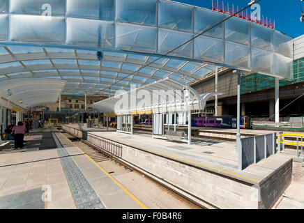 Nouveau tramway Metrolink et le nouveau toit après travaux de réaménagement de l'ETFE, Victoria Station, Manchester, Angleterre, RU Banque D'Images