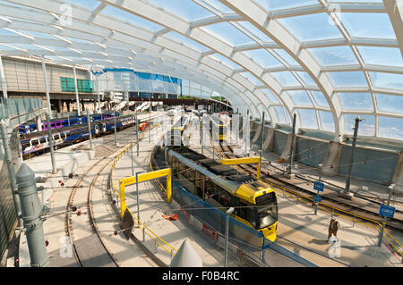 Nouveau tramway Metrolink et le nouveau toit après travaux de réaménagement de l'ETFE, Victoria Station, Manchester, Angleterre, RU Banque D'Images