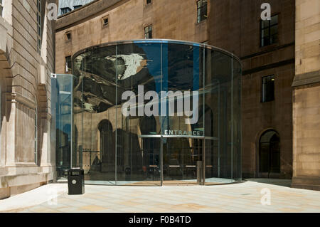 Le lien entre l'entrée vitrée de la Mairie et de la bibliothèque centrale, bibliothèque de marche, Manchester, Angleterre, Royaume-Uni. Banque D'Images