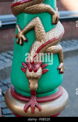 Image éditoriale prises dans le quartier de China town créature mythique embellissement sur un réverbère Banque D'Images