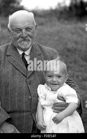 Un vieux messieurs et fille de bébé. Banque D'Images