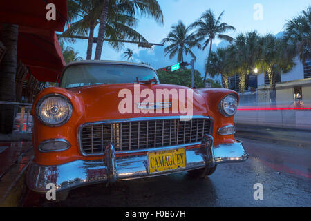 CLASSIC 1955 CHEVROLET BEL AIR (©GENERAL MOTORS CORP 1955) OCEAN DRIVE SOUTH BEACH MIAMI BEACH FLORIDA USA Banque D'Images