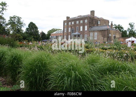 Arrière de la William Morris Gallery, Lloyd Park, Walthamstow avec la plantation linéaire dans le jardin de fleurs en premier plan Banque D'Images