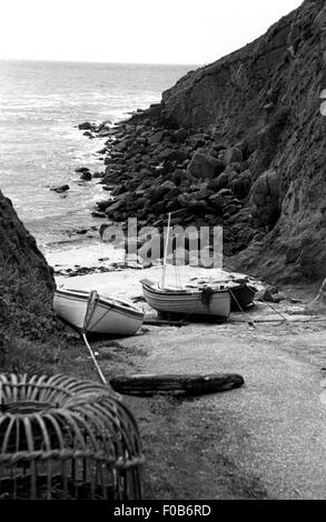 Petits bateaux de pêche amarrés sur un plan incliné dans une crique au bord de la mer Banque D'Images