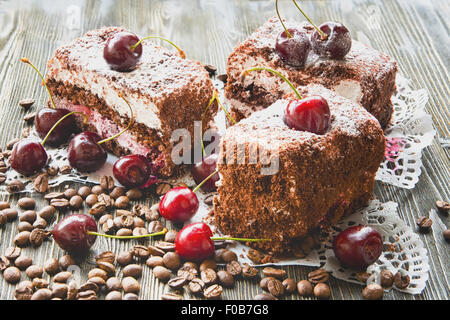 Gâteau avec du chocolat râpé, Cherry et les grains de café fermer Banque D'Images