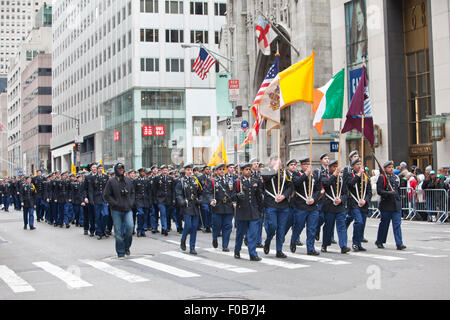 NEW YORK, NY, USA - MAR 17, 2014 : l'assemblée le jour de la Saint Patrick le long de la Cinquième Avenue à New York. Banque D'Images