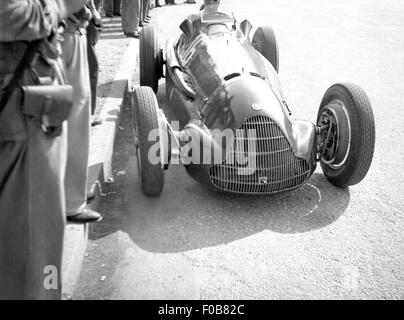 Achille Varzi dans son Alfa Romeo 158 Banque D'Images