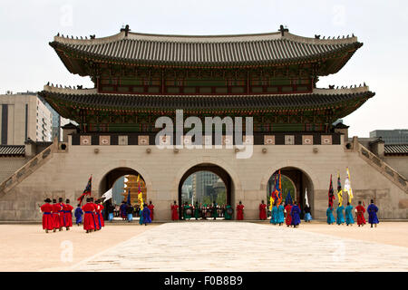 SEOUL, Corée - 17 MAI 2015 : les gardes en costume traditionnel guard le portail de Gyeongbokgung Palace un monument touristique, dans Banque D'Images