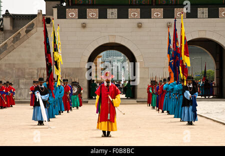 SEOUL, Corée - 17 MAI 2015 : les gardes en costume traditionnel guard le portail de Gyeongbokgung Palace un monument touristique, dans Banque D'Images