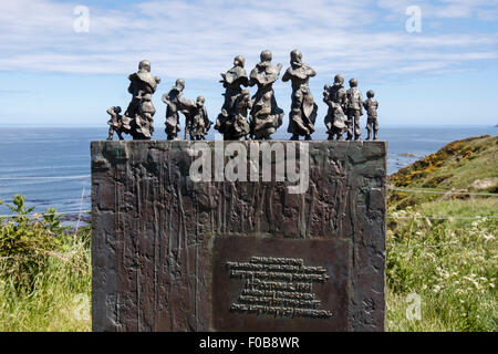 Les figures de femmes et d'enfants sur la mémoire des pêches de la côte est des catastrophes en 1881 Cove Scottish Borders Ecosse UK, Grande-Bretagne Banque D'Images