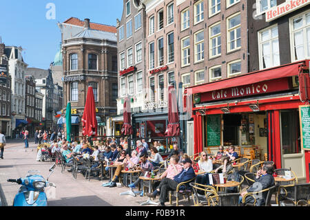 Les gens assis à l'extérieur des bars et cafés de la Place Rembrandt, Amsterdam, Hollande du Nord, Pays-Bas Banque D'Images