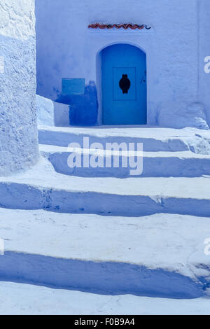 Escalier dans la médina de Chefchaouen bleu, Maroc Banque D'Images