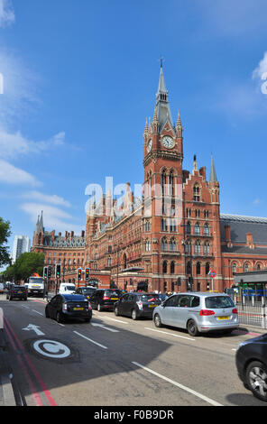 La gare St Pancras Clock Tower, Euston Road, London, England, UK Banque D'Images