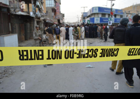 Quetta. Août 11, 2015. Les fonctionnaires de sécurité boucler le site du sautage dans le sud-ouest du Pakistan Quetta le 11 août 2015. Au moins deux personnes dont un policier ont été tués et cinq autres blessés lorsqu'une bombe a explosé dans la ville de Quetta, dans le sud-ouest du Pakistan le mardi après-midi, les médias locaux ont rapporté. Credit : Tarek/Xinhua/Alamy Live News Banque D'Images