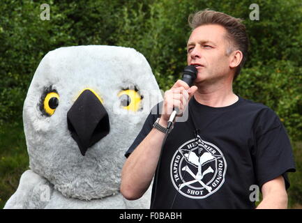 Chris Packham radiodiffuseur à la tête de la campagne contre la persécution illégale de hen harrier Busard Saint-Martin à jour, vallée de Goyt, Peak District, UK Banque D'Images