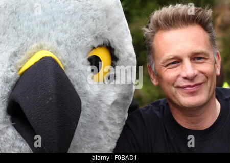 Chris Packham radiodiffuseur à la tête de la campagne contre la persécution illégale de hen harrier Busard Saint-Martin à jour, vallée de Goyt, Peak District, UK Banque D'Images