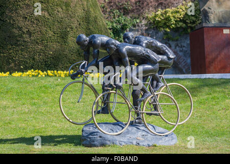 Olympia, cyclistes sculpture par Gabor Mihaly en 1993, Comité International Olympique, Lausanne jardin olympique Banque D'Images