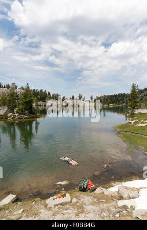 Backpacker plongée dans un lac en haute montagnes Wallowa de l'Oregon. Banque D'Images