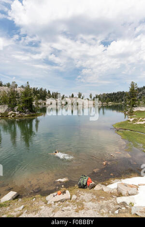 Backpacker plongée dans un lac en haute montagnes Wallowa de l'Oregon. Banque D'Images