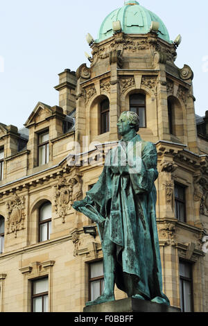 Statue du Roi George IV à Édimbourg, en Écosse. La statue se dresse sur la rue George. Banque D'Images