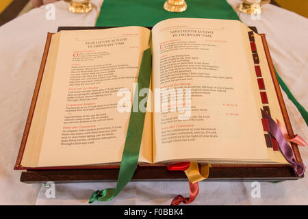 Livre de prière sur l'autel, église catholique romaine St Augustines, Daventry, Northamptonshire, Angleterre, Royaume-Uni Banque D'Images