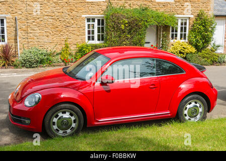 Volkswagen Coccinelle rouge, Main Street, Ashby St grands livres, Northamptonshire, Angleterre, Royaume-Uni Banque D'Images