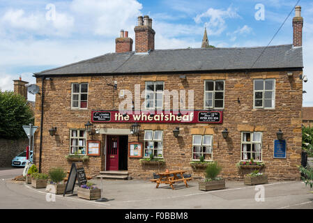 Le Wheatsheaf Pub, Route principale, Crick, Northamptonshire, Angleterre, Royaume-Uni Banque D'Images