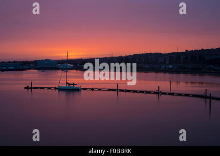 Portsmouth, Royaume-Uni. 11 août, 2015. coucher de soleil sur Port Solent dans le port de Portsmouth Hampshire. Après une journée de temps couvert. Crédit : Rob Wilkinson/ Alamy Live News Banque D'Images